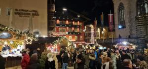 uma multidão de pessoas andando em torno de um mercado de Natal em Bramsauerhof em Faistenau mais 68 fotografias