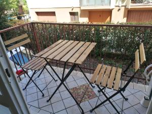 a picnic table and two chairs next to a fence at Urban Suite- Holiday Rooms in Padova