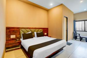 a bedroom with a large bed in a room at Hotel O Maharashtra Darbar Gonde in Pādli