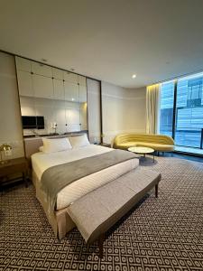 Postel nebo postele na pokoji v ubytování Suite SLS Lux Brickell City Views + 26 fotografií