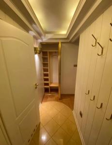 SkorkaにあるLodgia Apartmentsの廊下(ドア付)、部屋(クローゼット付)