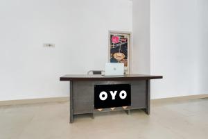 a desk with an oo sign on it in a room at SPOT ON Gorav Smark in Malhour