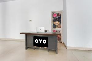 a desk with an oo sign on it at SPOT ON Gorav Smark in Malhour