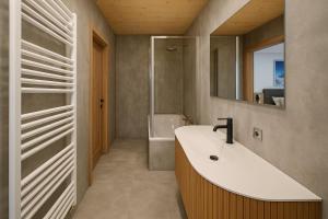 Ένα μπάνιο στο BERGBLICK Penthouse - Opening December 2025