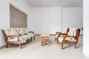 a group of chairs and a table in a room at SPOT ON Gorav Smark in Malhour