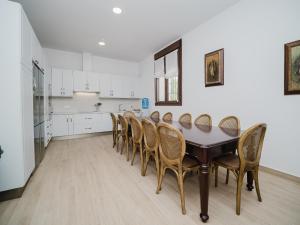 a kitchen and dining room with a table and chairs at Casa Rural El Charruado in Sanlúcar de Barrameda