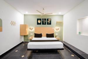 a bedroom with a large bed in a room at Hotel O The Bell Woods in Mūrhīpār