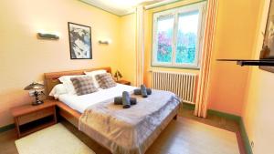 une chambre avec un lit et une fenêtre dans l'établissement La Maison de Marylou, calme et nature - 6 pers, à Gouarec