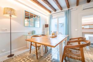 ポリェンサにあるCan 32 Apartamento 1 habitaciónの木製のテーブルと椅子のあるダイニングルーム