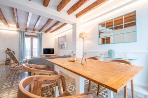 ポリェンサにあるCan 32 Apartamento 1 habitaciónの木製のテーブルと椅子のあるリビングルーム