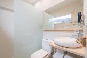 ポリェンサにあるCan 32 Apartamento 1 habitaciónの洗面台と鏡のある白いバスルーム +20枚の写真