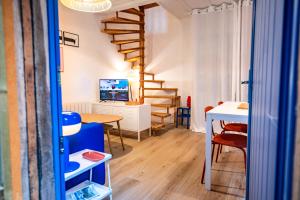 Zimmer mit einem Tisch und einer Wendeltreppe in der Unterkunft TyKalon Duplex en plein cœur historique de Dinan in La Celle-sous-Gouzon