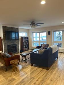 ein Wohnzimmer mit Couch und Kamin in der Unterkunft Roberts Lake House Room 2 & Room 3 & Upstairs in Colchester