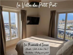 a bedroom with a bed with a sign on it at LA VILLA DU PETIT PORT - Appartements & chambres in Aix-les-Bains