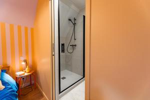 ein Badezimmer mit Dusche mit Glastür in der Unterkunft TyKalon Duplex en plein cœur historique de Dinan in La Celle-sous-Gouzon + 27 Fotos
