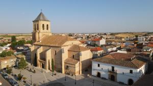 an aerial view of a town with a church at Alojamiento El Cautivo in Las Pedroñeras