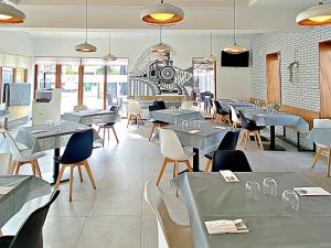 a restaurant dining room with tables and chairs at Hotel Entrerailes in Casalarreina