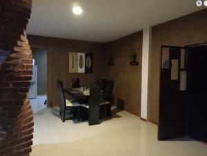 een eetkamer met een tafel en stoelen en een bakstenen muur bij Casa Terral  +3 foto's