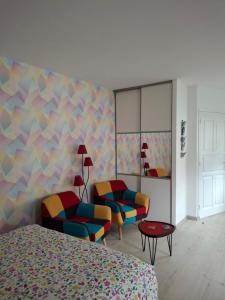 ル・トレポールにあるL'arc-en-cielのベッドとソファと椅子のある寝室