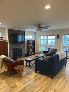 ein Wohnzimmer mit Couch und Kamin in der Unterkunft Roberts Lake House Room 2 & Room 3 & Upstairs in Colchester