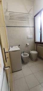 a bathroom with a toilet and a bidet at Appartamento Santa Sofia in Padova