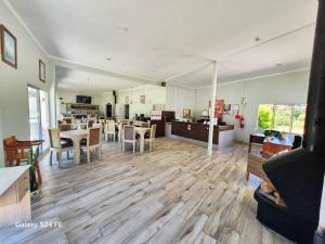 een woonkamer met houten vloeren en een eetkamer bij Hotel Palmas de La Serena in La Serena