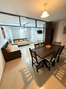 Televiisor ja/või meelelahutuskeskus majutusasutuses Dpto amplio con piscina, Excelente ubicación