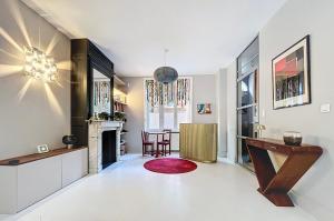 a living room with a fireplace and a table at Anavel Atao in Lille