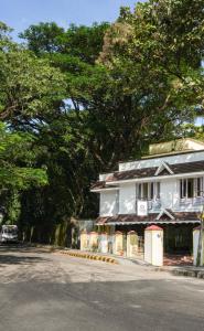a white building on the side of a street at Casa Linda in Cochin