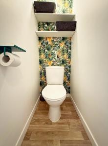 Un baño con un inodoro blanco en una habitación. en Molinski, en La Rochelle