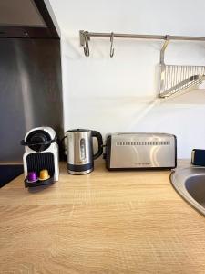 Una encimera de cocina con una tostadora y un tostador en Molinski, en La Rochelle