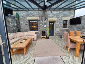 een woonkamer met een bank en een tafel bij Winster Cottage, Meathop, Grange-Over-Sands in Grange Over Sands