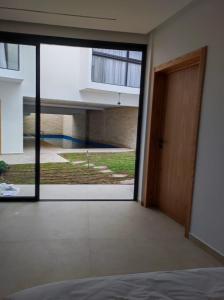 una puerta que da a una habitación con vistas a un patio en Casa del mar, en Agadir nʼ Aït Sa