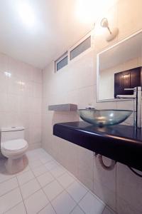 een badkamer met wastafel en toilet bij Hotel CARPE DIEM Tulum by Nah Hotels in Tulum