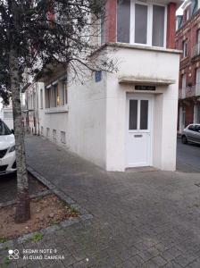 ル・トレポールにあるL'arc-en-cielの白い扉のある白い建物