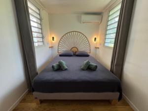 Ένα ή περισσότερα κρεβάτια σε δωμάτιο στο Les Kaz de Sainte Anne +35 φωτογραφίες