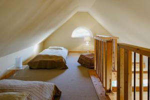 Postel nebo postele na pokoji v ubytování Maisonette Apartment In Historic Paretz