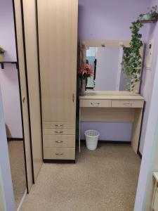 a dressing room with a desk and a mirror at Двокімнатна квартира біля Сіті-центру in Mykolaiv