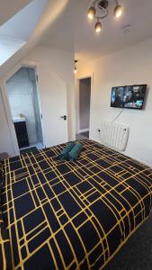 a bedroom with a large black and yellow bed at Studio apartment in Fishponds in Bristol