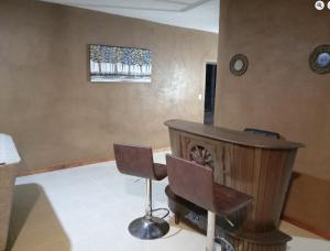 een bureau en een stoel in een kamer bij Casa Terral 