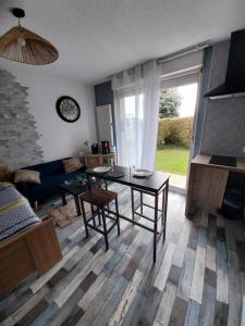un salon avec une table et un canapé dans l'établissement Studio Fontaine, à Niort