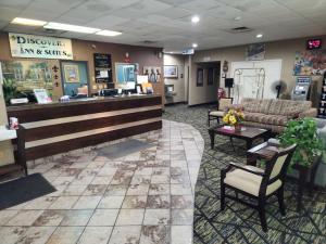 eine Lobby mit einem Warteraum mit einem Warteraumasteryasteryasteryasteryasteryasteryastery in der Unterkunft Discovery Inn Lafayette in Lafayette