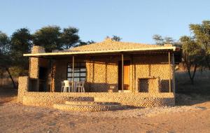 Το κτήριο όπου στεγάζεται  το κάμπινγκ