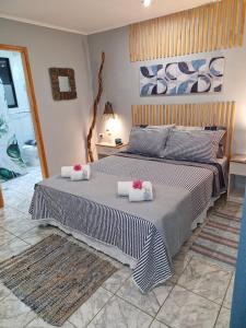 een slaapkamer met een groot bed met handdoeken erop bij PrideNativo Suites Rapa Nui in Hanga Roa