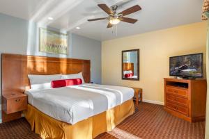 a bedroom with a large bed and a ceiling fan at Pine-Santa Fe by Roundhouse Resort and Spa in Indian Pine