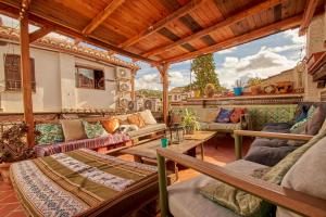 a large living room with couches and tables at Oripando Hostel in Granada