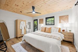 Postel nebo postele na pokoji v ubytování Cliffview Lotus