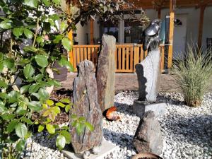 FriedlandにあるFewo Fam Großeの庭園石像群