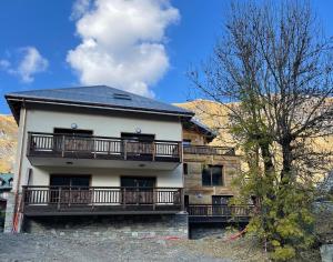 a house with a balcony on the side of it at Duplex Haut de Gamme neuf - 10 personnes - App 004 in Saint-Sorlin-dʼArves