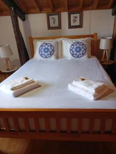 ein Bett mit zwei Handtüchern darauf in der Unterkunft Ribeira da Praia House in Vila Franca do Campo